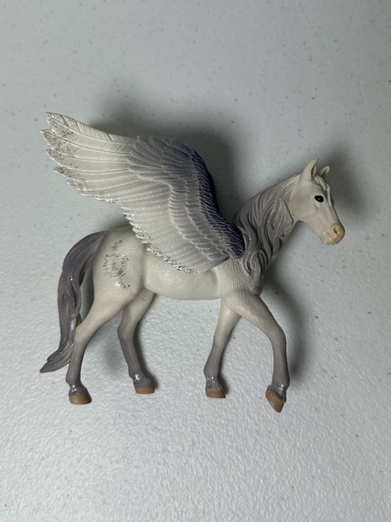 schleich Other - White and Gray Winged Pegasus Figure - Fantasy Play Toy